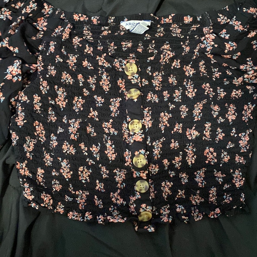 Low shoulder flower crop top